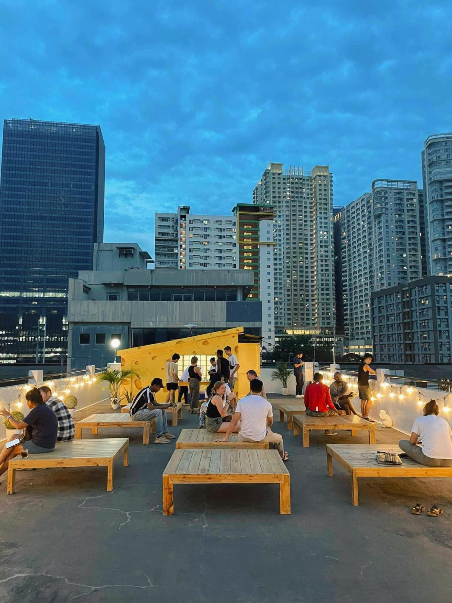 Cheese Hostel Manila Makati City Exterior photo